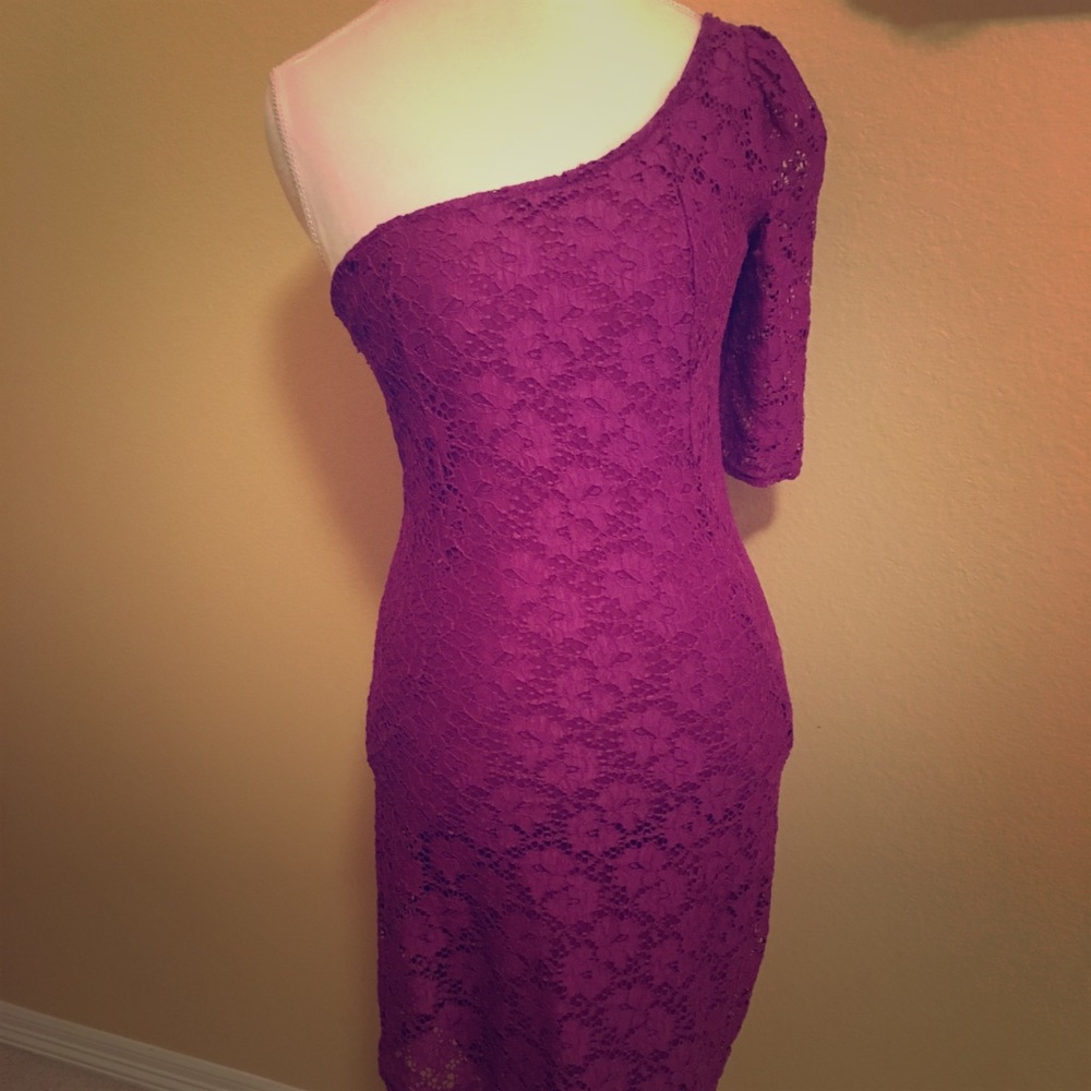 Boutique Magenta one shoulder lace dress